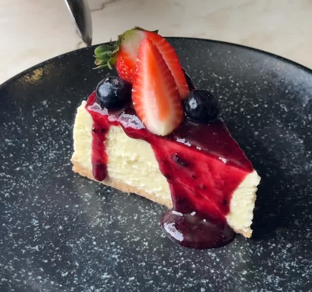 Cheesecake de frutos rojos de la pastelería propia de Autoria
