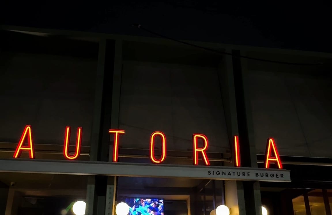 Letrero de neón de Autoria Signature Burger en la fachada del local en Equipetrol